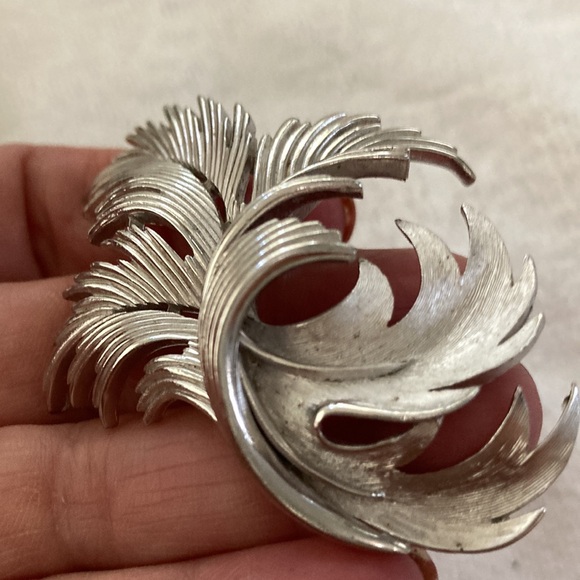 Vintage crown Trifari brooch. Slightly over 3 inches. Perfect. Sweeping scallop - Picture 4 of 7